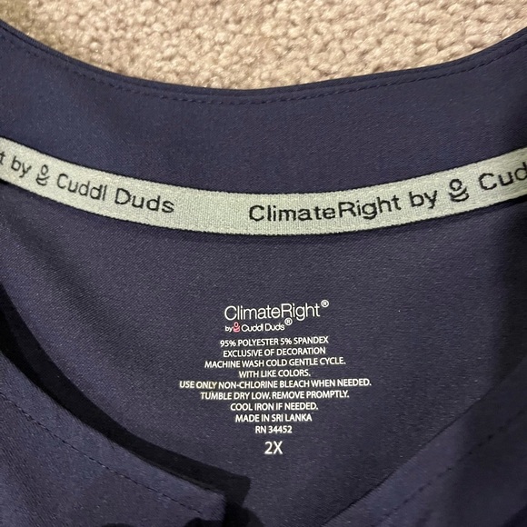 ClimateRight by CuddlDuds 6 Pocket Scrub Top - Picture 10 of 11